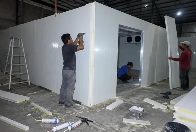 Pemasangan panel insulasi cold storage di gudang Bekasi