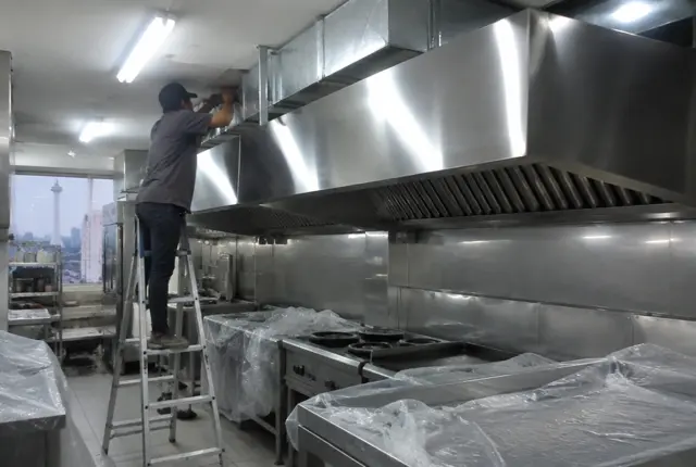 Pemasangan hood exhaust stainless di dapur restoran Jakarta
