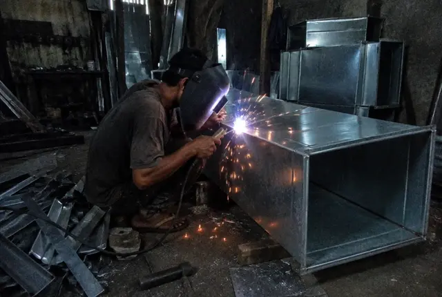 Welder mengerjakan fabrikasi ducting di workshop HVACJakarta