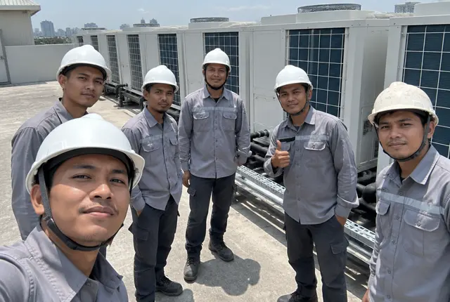 Tim teknisi HVACJakarta berfoto setelah serah terima instalasi VRF rooftop
